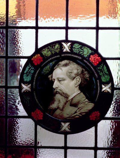 Okno zobrazující hlavu Charlese Dickense jako staršího muže (vitráže) od J. Winbolt